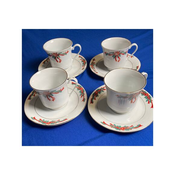 Poinsettia and Ribbons 8 Piece Tea/ Coffe Cup and Plate Set with Storage Case - Picture 5 of 13